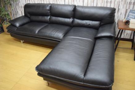 横浜市西区でイタリア製三人掛けソファーを買い取りました。